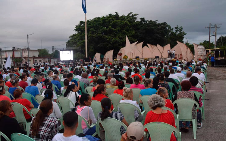 Pueblo de Encrucijada en el acto de homenaje por el aniversario 95 del natalicio de Abel Santamarí­a.