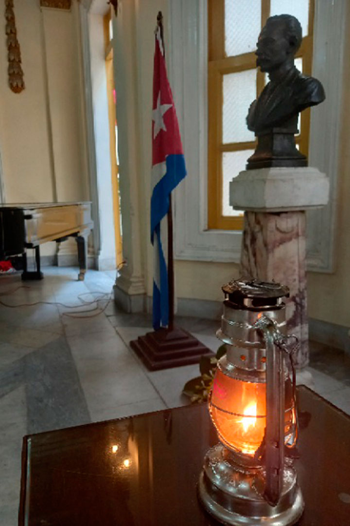 Farol encendido en la Biblioteca Provincial Martí, en homenaje a José Martí.