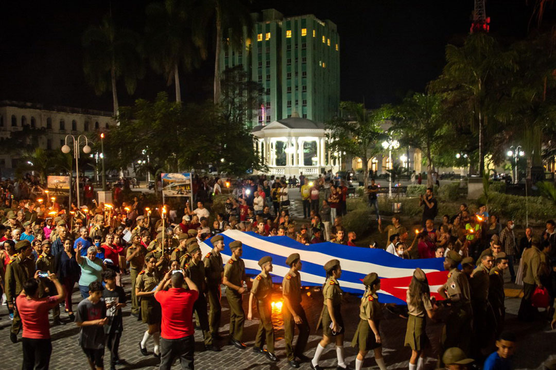 Bandera cubana en la Marcha de las Antorchas en Santa Clara.