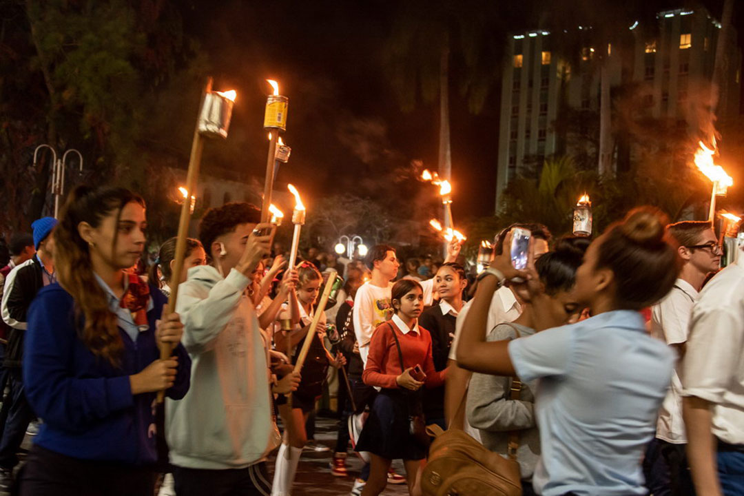 Estudiantes en la Marcha de las Antorchas en Santa Clara.