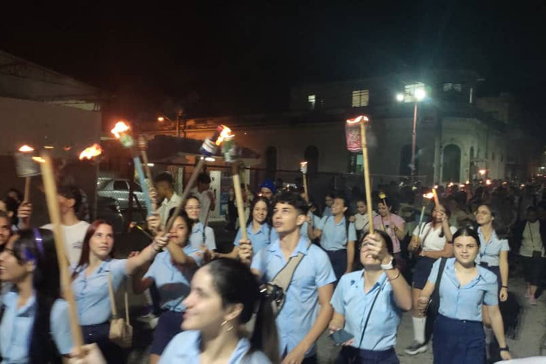 Estudiantes participando en la Marcha de las Antorchas en Santa Clara.