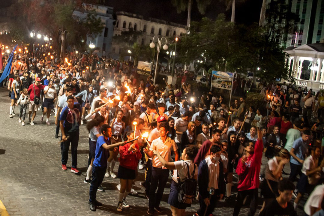 Marcha de las Antorchas parte del Parque Vidal, de Santa Clara.
