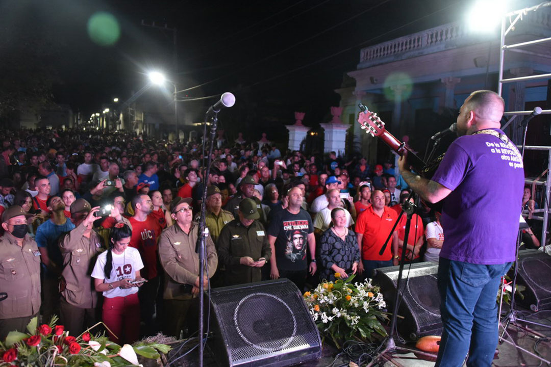 Trovador Nelson Valdés canta al finalizar la Marcha de las Antorchas en Santa Clara.