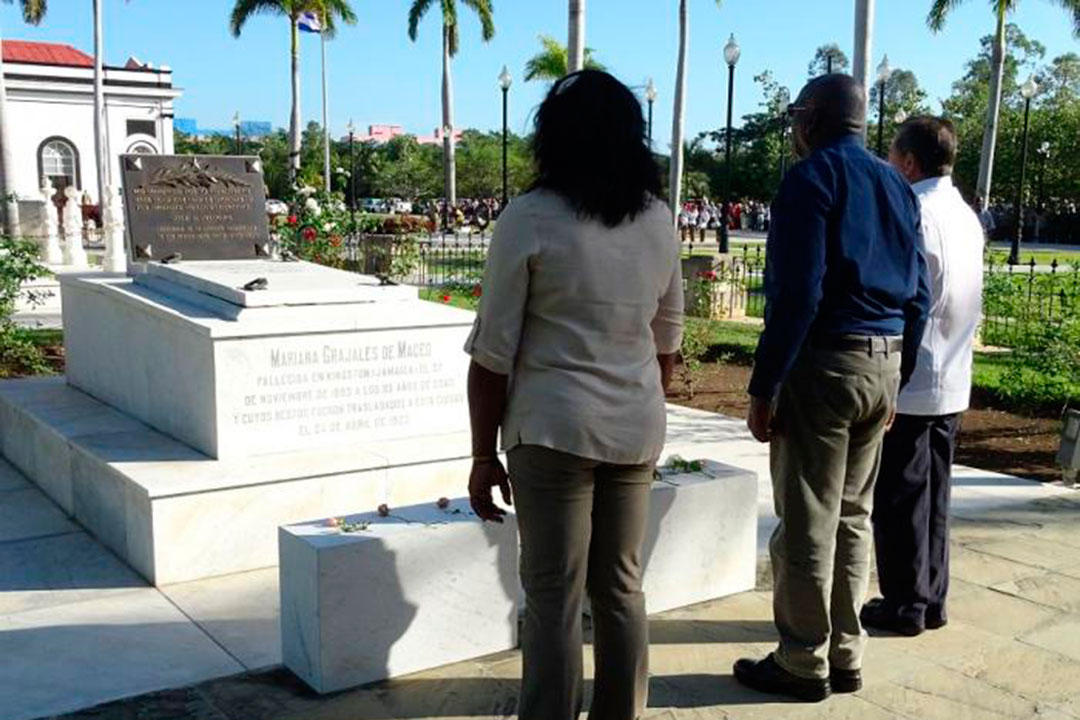 Vicepresidente de Cuba, Salvado Valdés Mesa, rinde tributo a Mariana Grajales, la Madre de la Patria.
