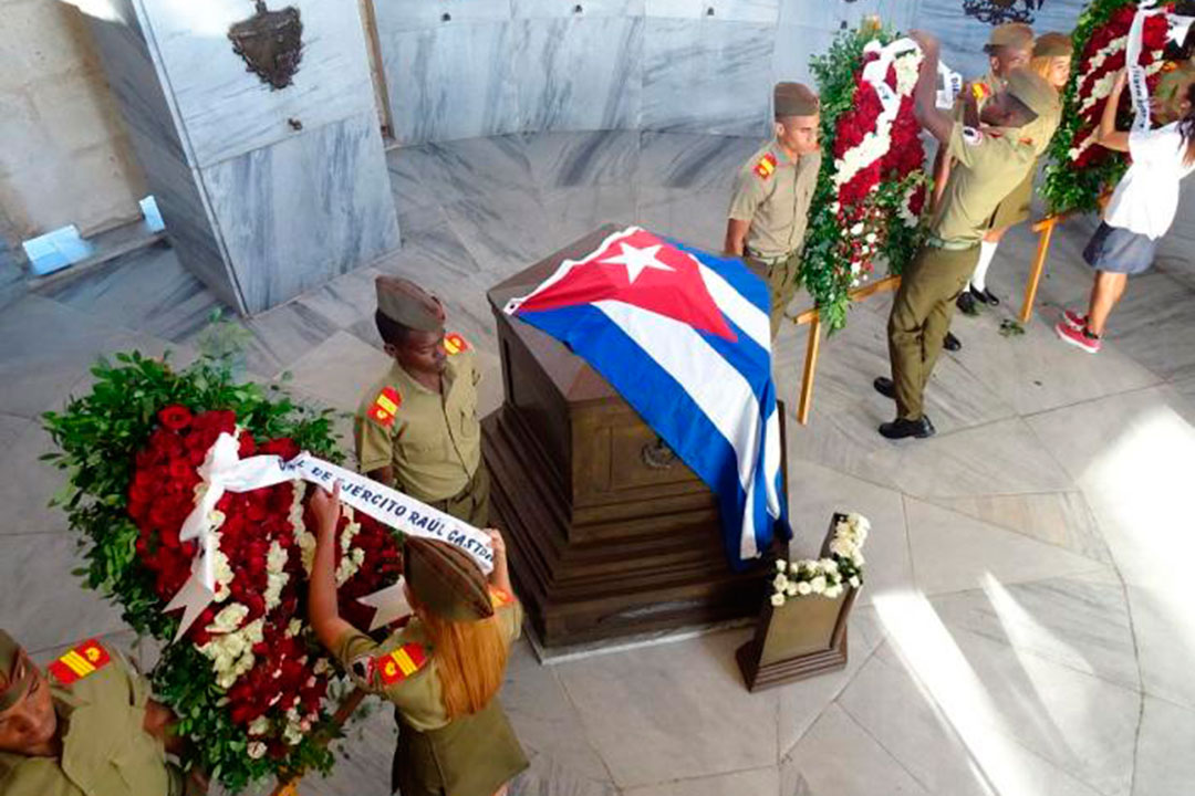 Ofrendas florales en honor a José Martí ante su tumba en el cementerio Santa Ifigenia, de Santiago de Cuba.
