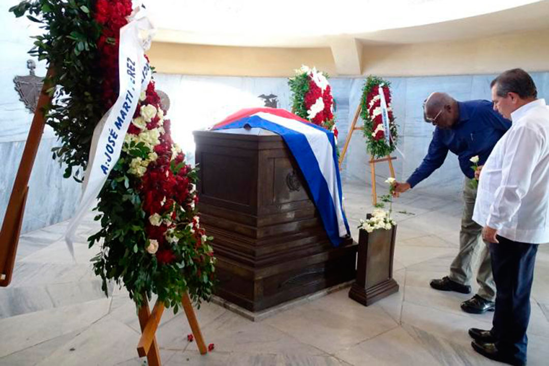 Vicepresidente cubano, Salvador Valdés Mesa, rinde tributo a José Martí en el cementerio Santa Ifigenia, de Santiago de Cuba.