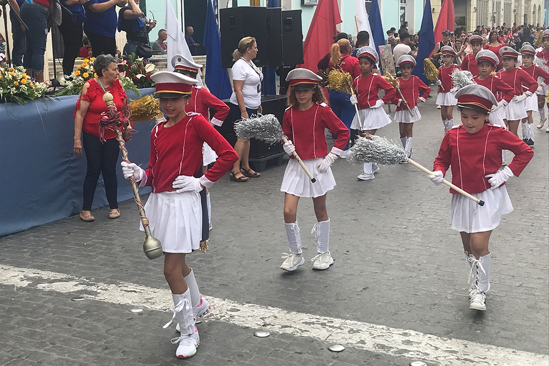 Banda rítmica en el Desfile Pioneril Martiano.