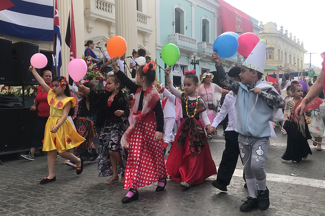 Niños representan a personajes de las obras literarias de José Martí.