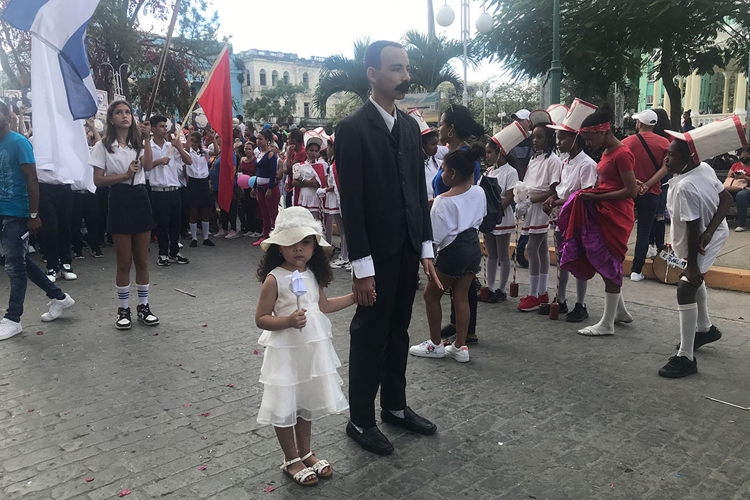 Joven caracterizado como José Martí en el Desfile Pioneril Martiano.