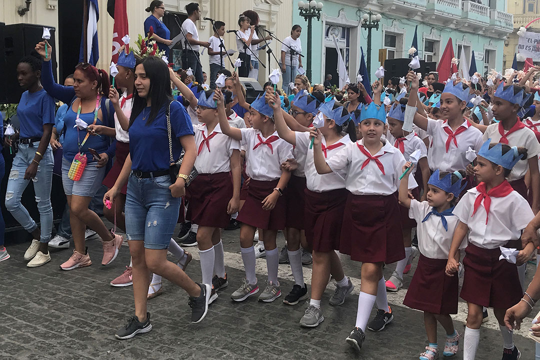 Pioneros de Santa Clara desfilan en honor a José Martí.