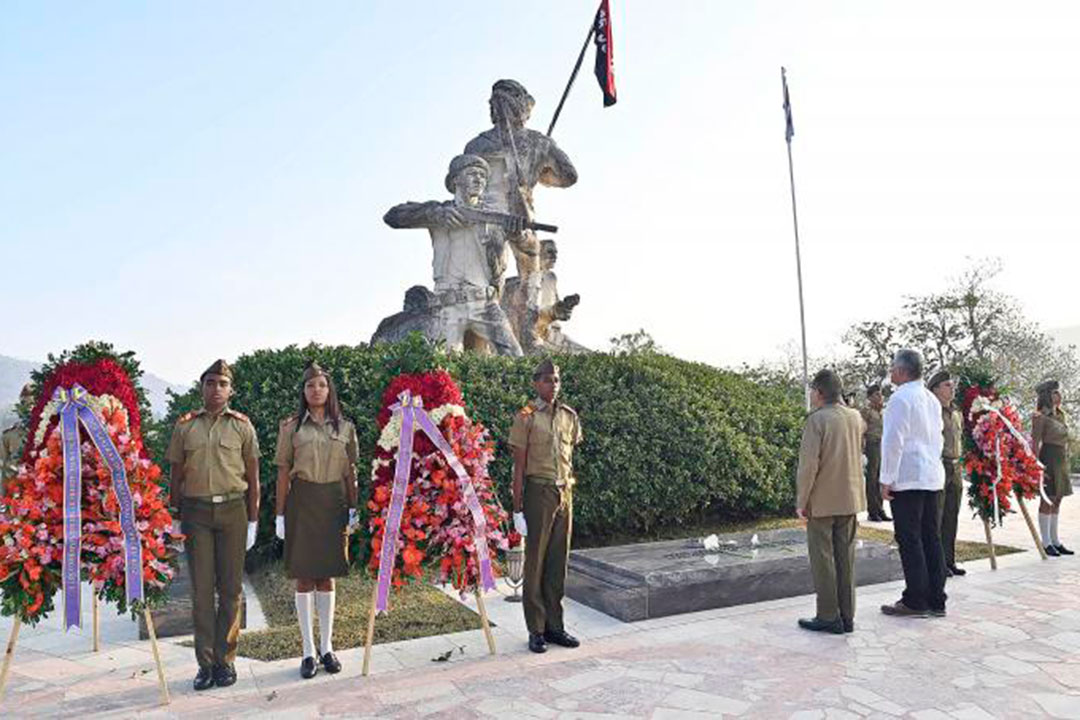 General de Ejército Raúl Castro y el presidente cubano, Miguel Díaz-Canel, rinden tributo a los combatientes del Tercer Frente.