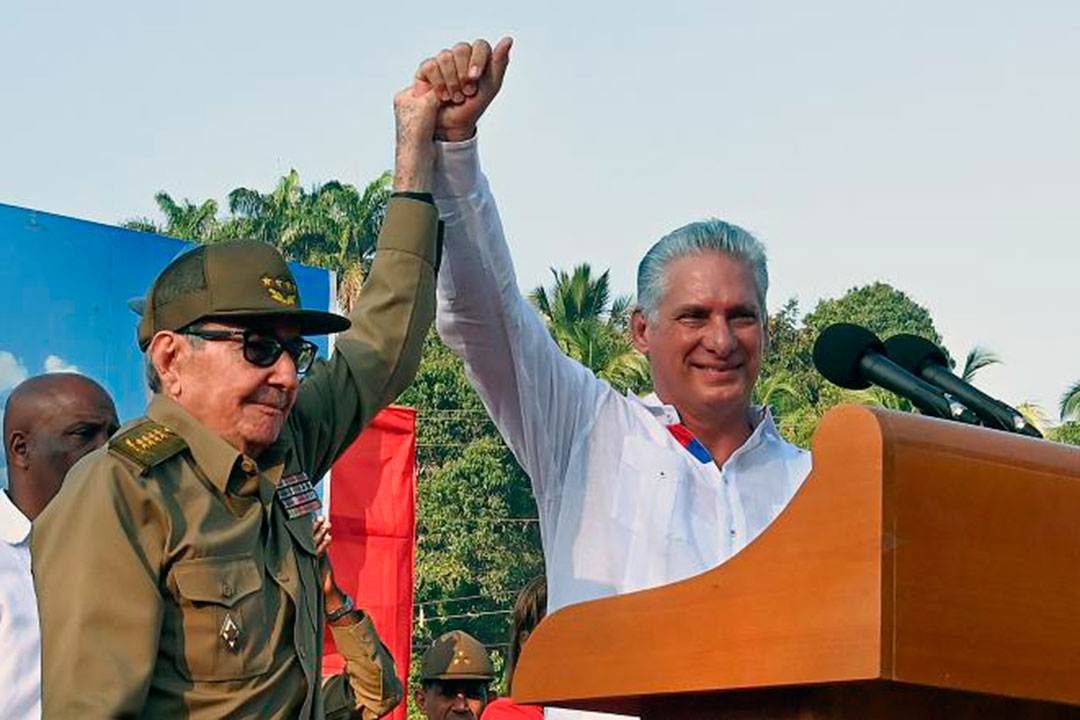 General de Ejército Raúl Castro Ruz y el presidente cubano, Miguel Díaz-Canel, levantan sus manos entrelazadas.