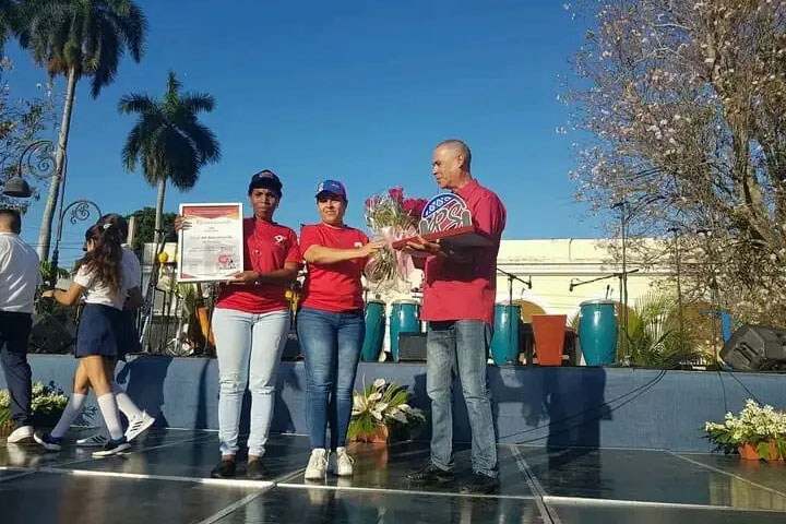 Radio Sagua resultó agasajado durante la conmemoración en su 40 cumpleaños. (Foto: Tomada del perfil Facebook de la CMHW).