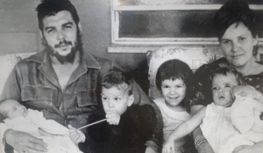 El Che, junto a Aleida March y los cuatro hijos del matrimonio.