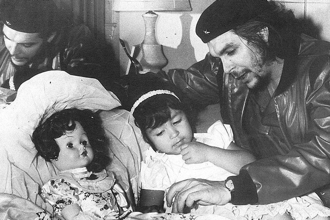 Ernesto Che Guevara y su hija Hildita.