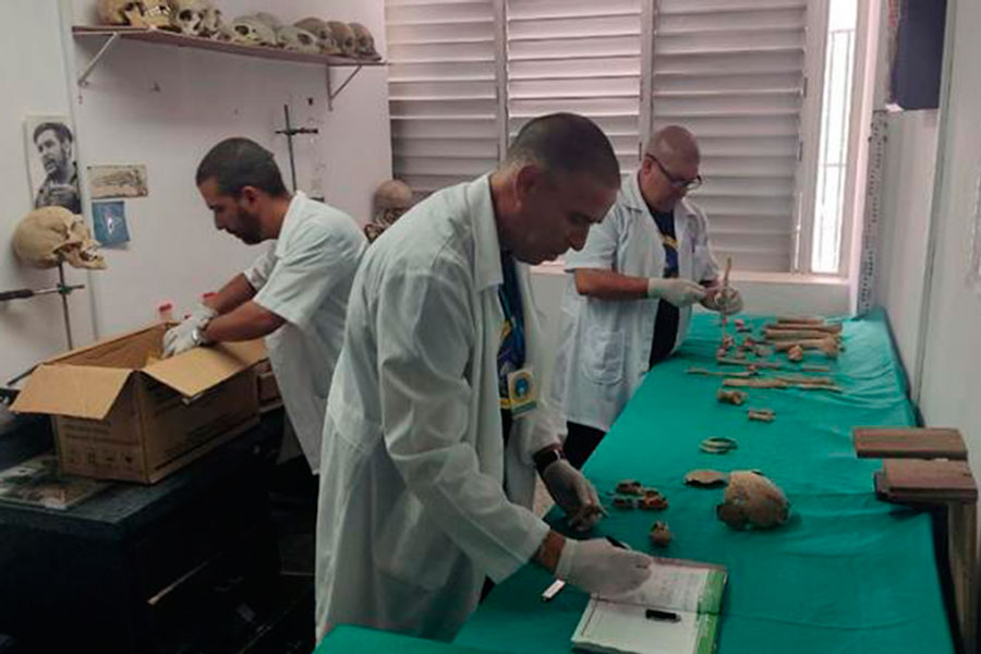 Análisis de restos del miliciano Máximo Ramón Jaureguí, combatiente caído en Playa Girón.