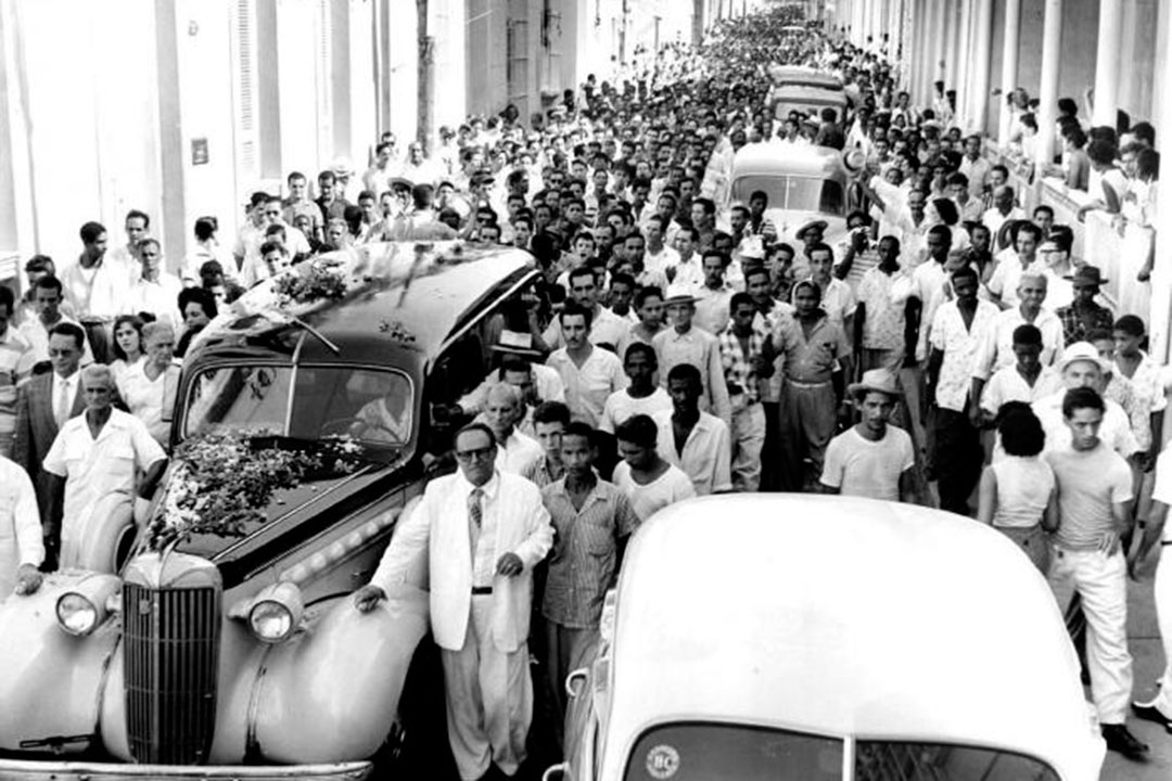 Pueblo de Santiago de Cuba en el multitudinario sepelio de Frank País, en julio de 1957.