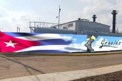 Un mural pintado a mano cobra vida en la zona industrial de Matanzas, en homenaje a los caídos en el incendio de la Base de Supertanqueros. (Foto: Ventura de Jesús García)