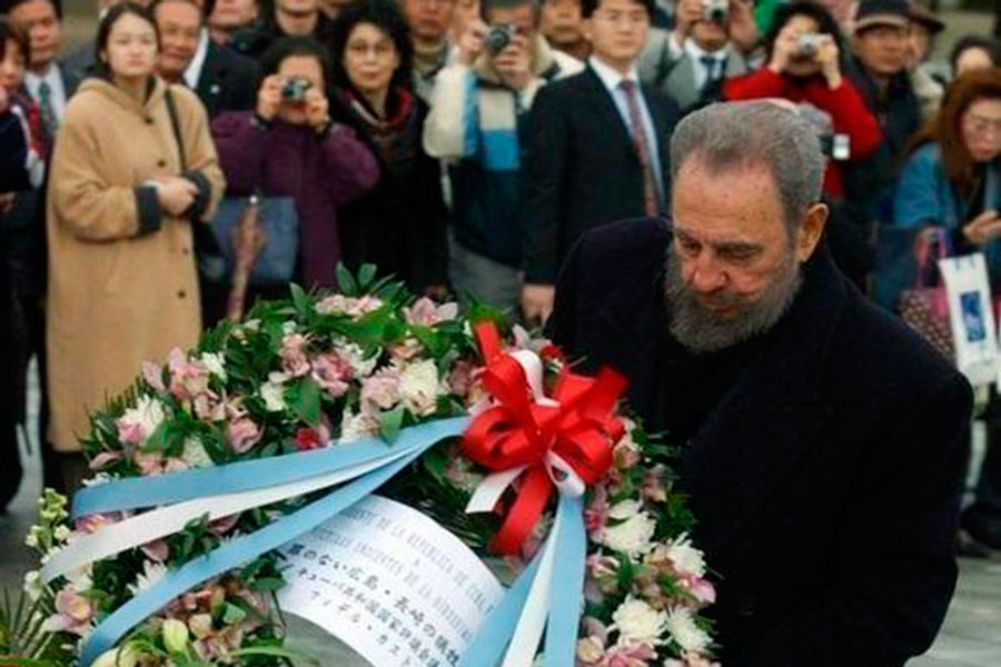 Fidel Castro Ruz rinde tributo a las víctimas de la bomba atómica.