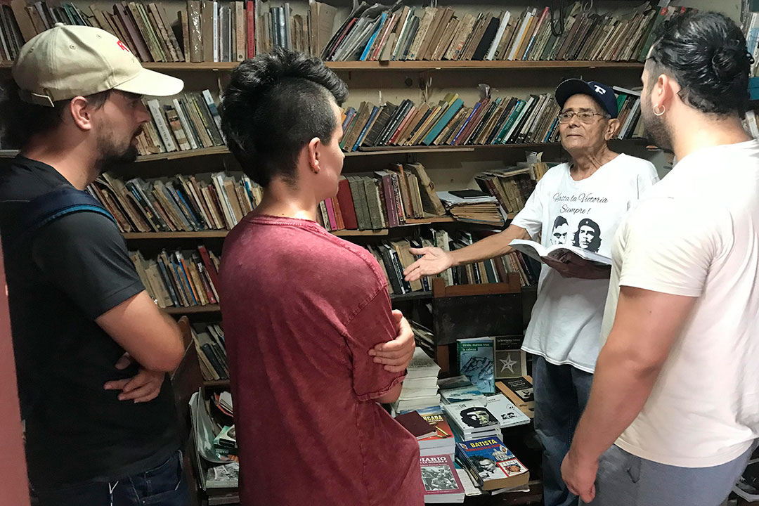 Jóvenes españoles escuchan a Arístides Rondón en la lectura de una crónica de Ernesto Guevara de la Serna.