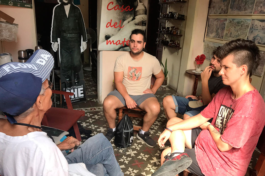 Jóvenes españoles dialogan con el historiador Arístides Rondón, en la Casa del Mate.