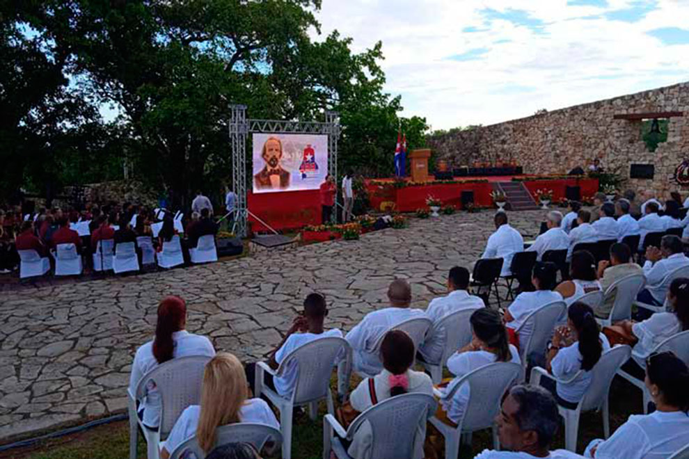 Acto por el aniversario 155 del inicio de las guerras de independencia de Cuba.