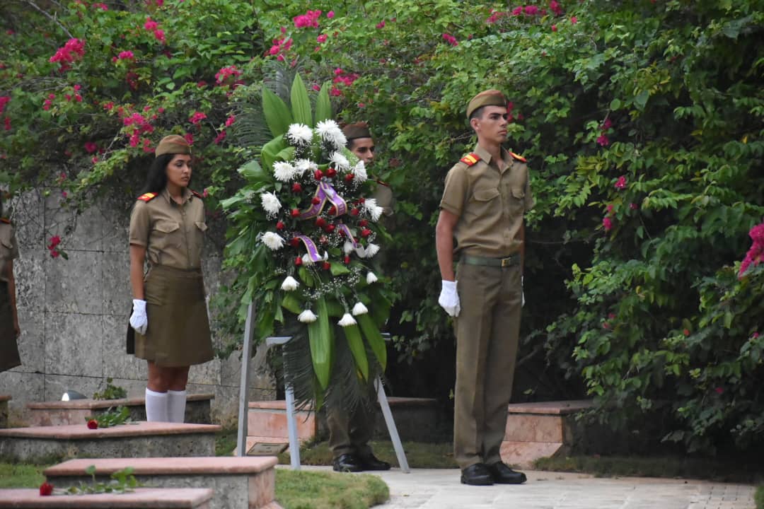 Ofrenda floral en honor a los combatientes del Frente Las Villas.