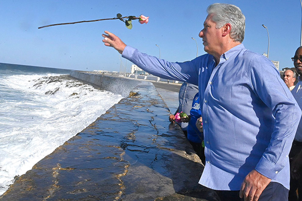 Presidente cubano, Miguel Díaz-Canel, rinde tributo a Camilo Cienfuegos en el malecón habanero.