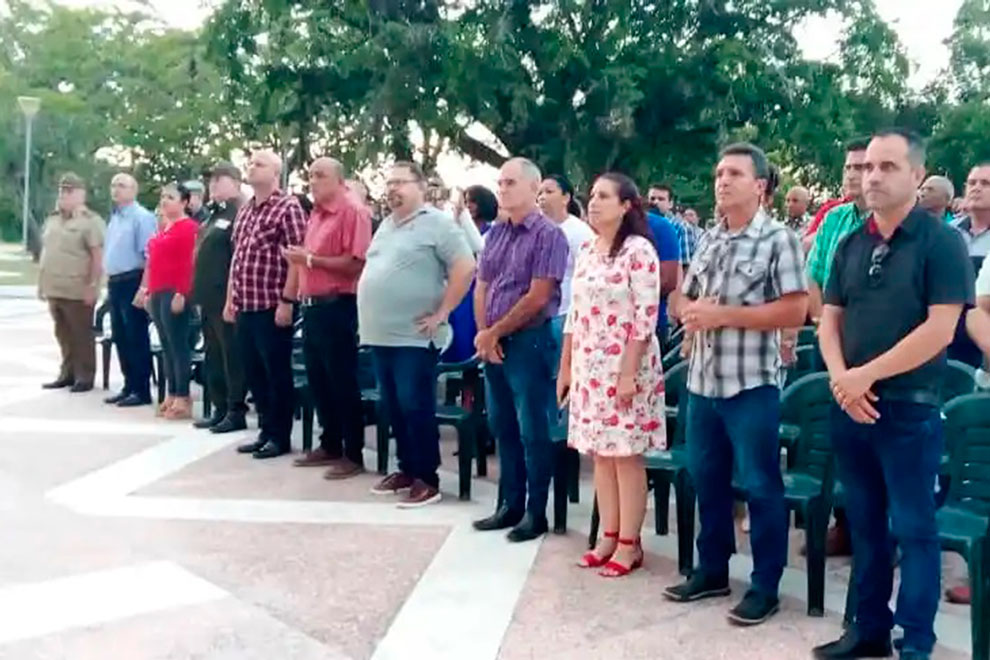 Participantes en el homenaje a Fidel en Santa Clara, por el séptimo aniversario de su fallecimiento.