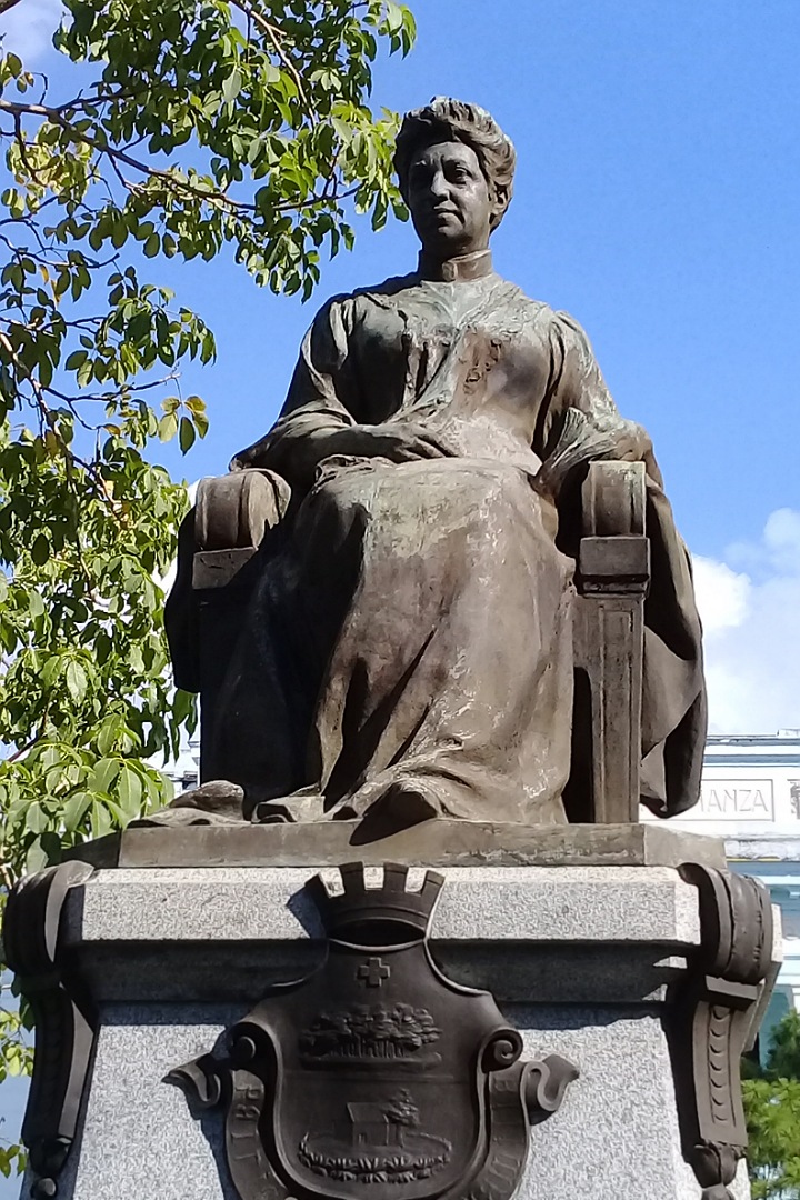 Escultura de Marta Abreu en el parque Leoncio Vidal, de Santa Clara.