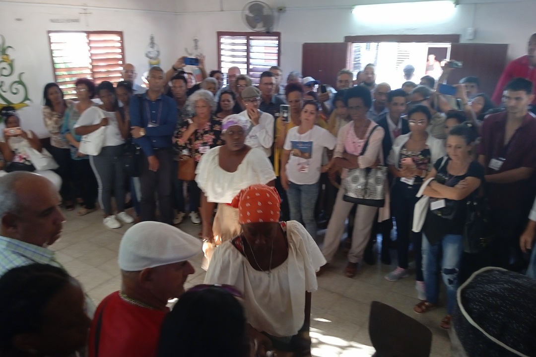 Delegados al Congreso Nacional de Historial asisten al Cabildo Kunalumbo, de Sagua la Grande.