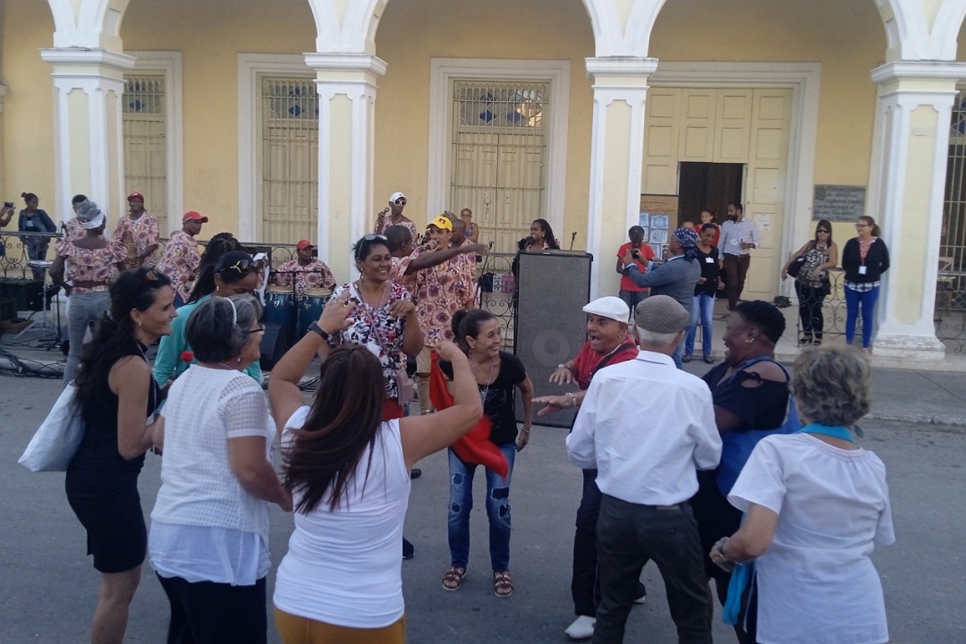 Delegados al Congreso Nacional de Historia disfrutan de la rumba de Awó Aché