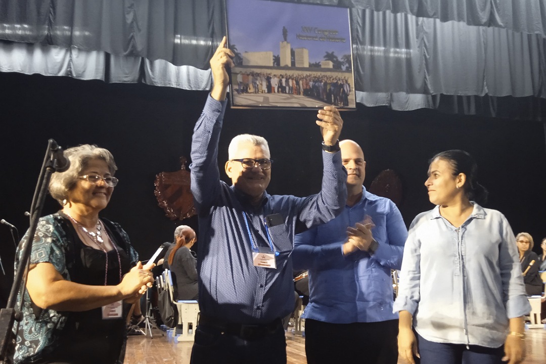 Entrega de reconocimiento en clausura del Congreso Nacional de Historia.