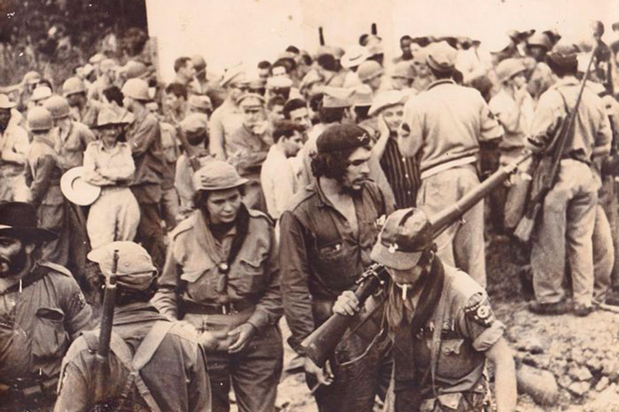 El Comandante Ernesto Che Guevara e integrantes de las tropas rebeldes, tras el final de la batalla de Santa Clara.