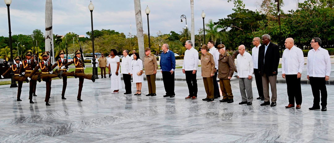 Ceremonia militar en el cementerio Santa Ifigenia, de Santiago de Cuba, el 1.o de enero de 2024.