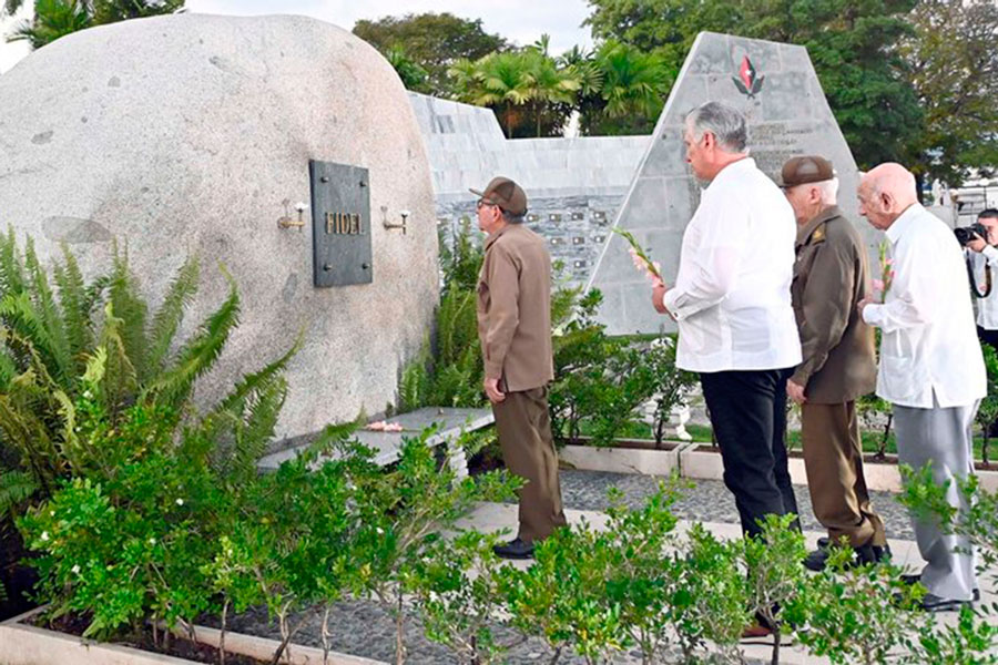 General de Ejército Raúl Castro Ruz rinde homenaje a Fidel en el cementerio Santa Ifigenia, de Santiago de Cuba.