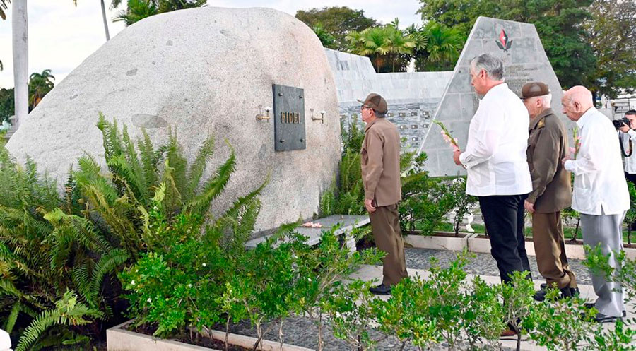 General de Ejército Raúl Castro Ruz rinde homenaje a Fidel en el cementerio Santa Ifigenia, de Santiago de Cuba.