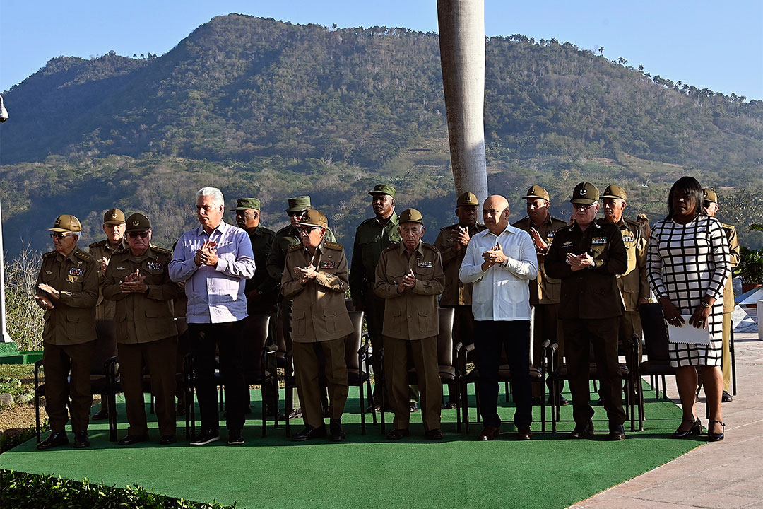 General de Ejército Raúl Castro Ruz y presidente, Miguel Díaz-Canel Bermúdez, e integrantes de la presidencia en la ceremonia de inhumación de 19 combatientes del Tercer Frente Oriental del Ejército Rebelde.