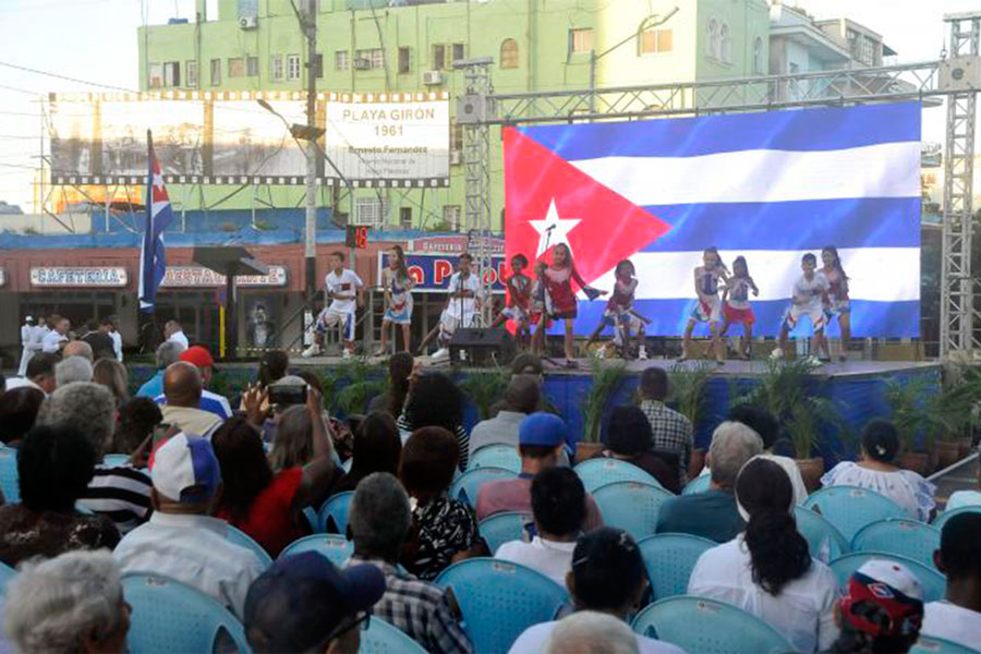 Danza infantil en el acto por el aniversario 63 de la proclamación del carácter socialista de la Revolución Cubana.