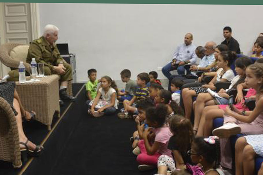 Ramiro Valdés en coversatorio con niños