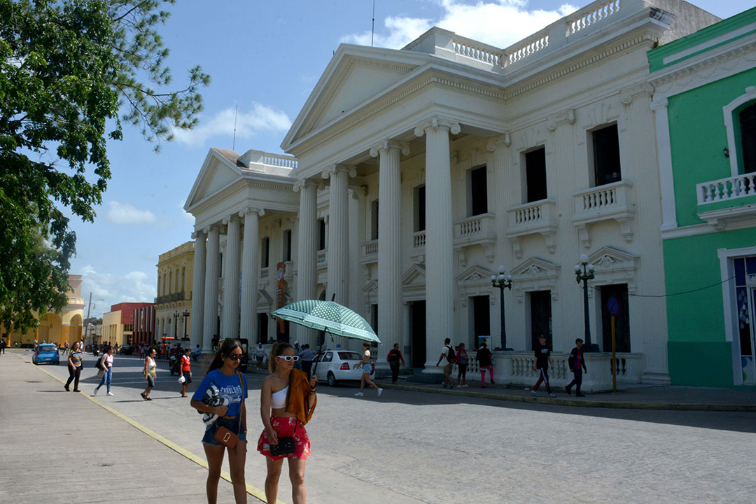 Parque Vidal y Biblioteca Provincial Martí.
