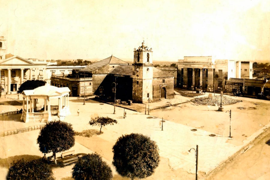 Foto de la plaza de Santa Clara cuando aún conservaba la parroquial mayor.