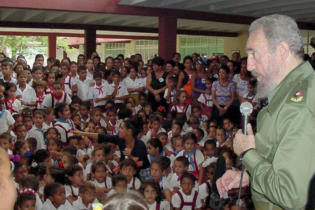 Fidel Castro con niños y adolescentes