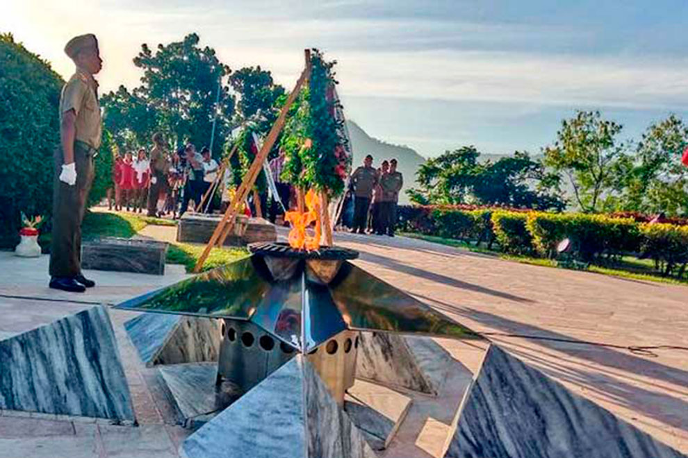 Llama eterna y guardia de honor en el Mausoleo de Tercer Frente, Santiago de Cuba.