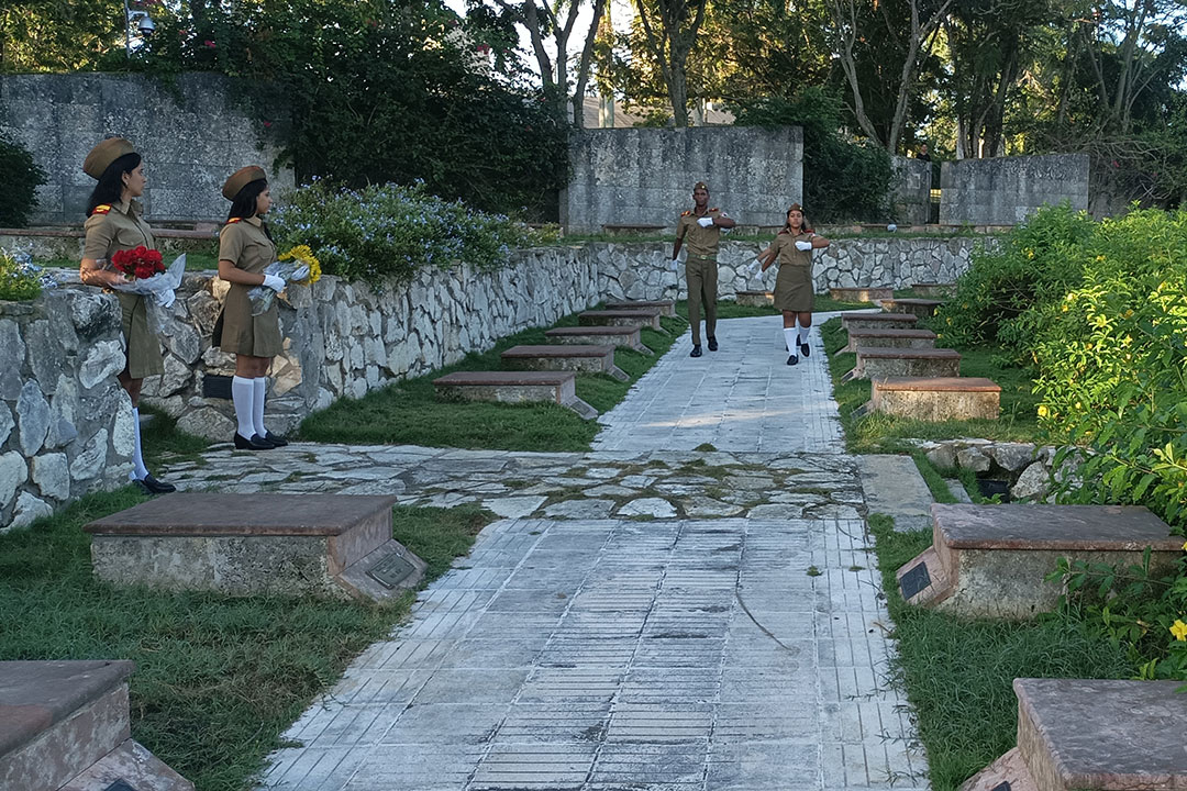 Homenaje de los estudiantes de la Escuala Militar Camilo Cienfuegos a los combatientes del Frente de Las Villas.