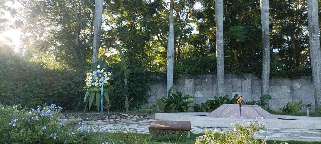 Ofrenda floral junto a la llama eterna en honor a los combatientes del Frente de Las Villas.