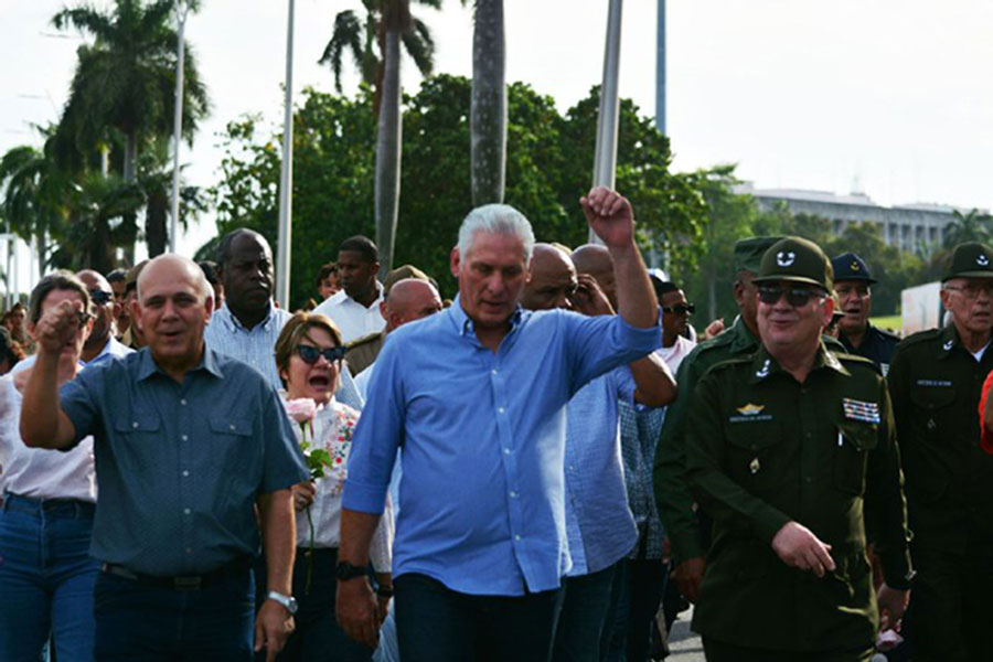 Presidente cubano, Miguel Díaz-Canel, encabeza peregrinación en homenaje a Camilo Cienfuegos, en el aniversario 65 de su desaparición física.