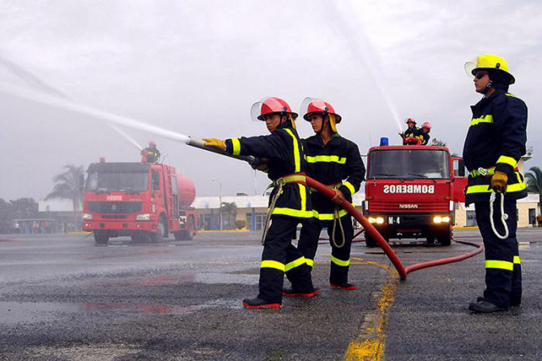 Bomberos con mangueras de agua