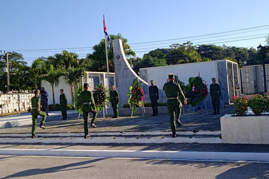 Ofrendas florales en honor a los combatientes internacionalistas caídos en el cumplimiento de su misión.