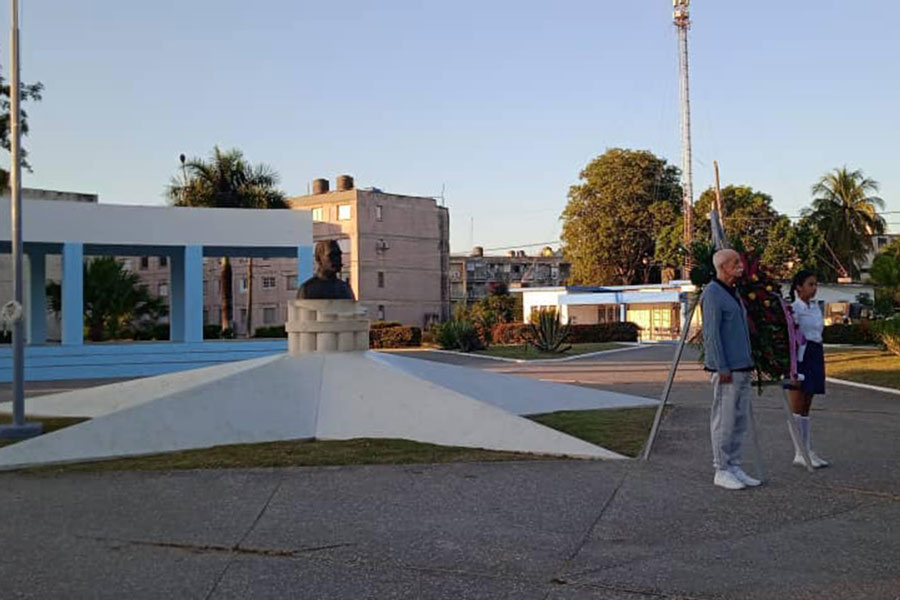 El homenaje a Antonio Maceo ante el busto que evoca la figura del Titán de Bronce. (Foto: Sofía Díaz Milián)